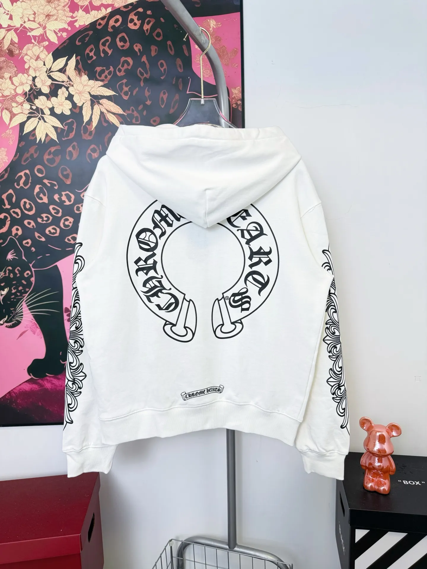P290 (newly added in white) Chrome Hearts Miami Limited Horseshoe Hooded Jacket, the same style as ChromeHearts counters. Made of 430g double-ply double yarn pure cotton terry fabric. The original custom hardware zippers are restored in place. The handle is very textured. It is three-dimensional and atmospheric. It is easy to wear in autumn. It is simple and elegant. It adopts the os version. The upper body effect is very good. Suitable for all body types. Soft and comfortable. CH letter offset printing on the front ➕ Horseshoe Sanskrit offset printing on the back. Small mark on the hem. Machine washable, no fading, no deformation, complete accessories, original mold opening, perfect restoration of zp 2:1, same style for men and women, versatile, no choice, size s m l xl color black white